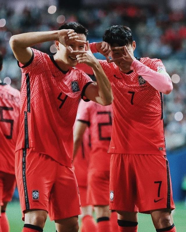 包含智利碾压荷兰，孙兴慜制霸全场的词条