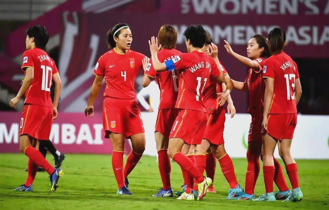 关于中国女足队员在全球足球联赛中实现胜利的信息