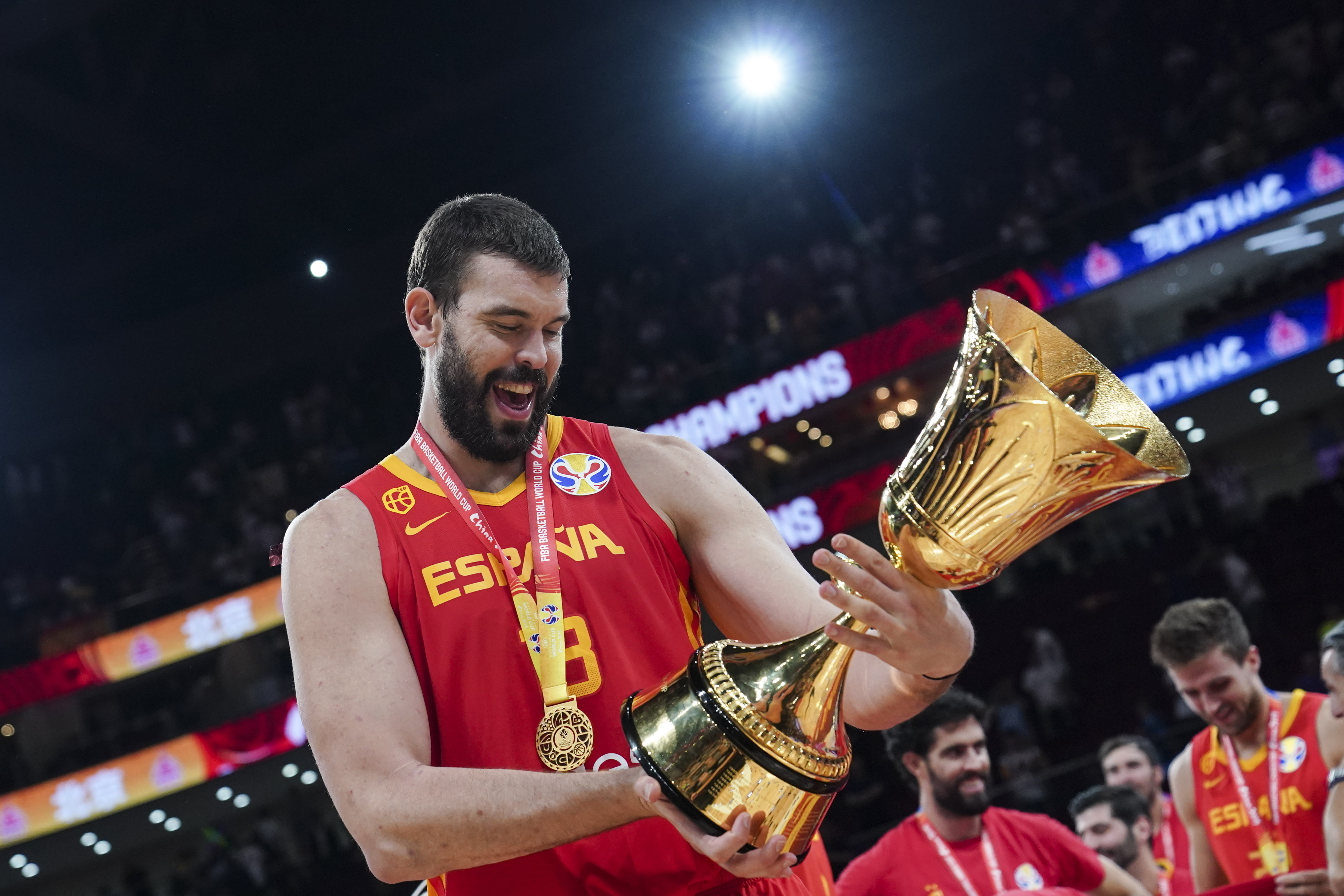 包含呈现精湛技艺的篮球世界杯球员风采十足的词条