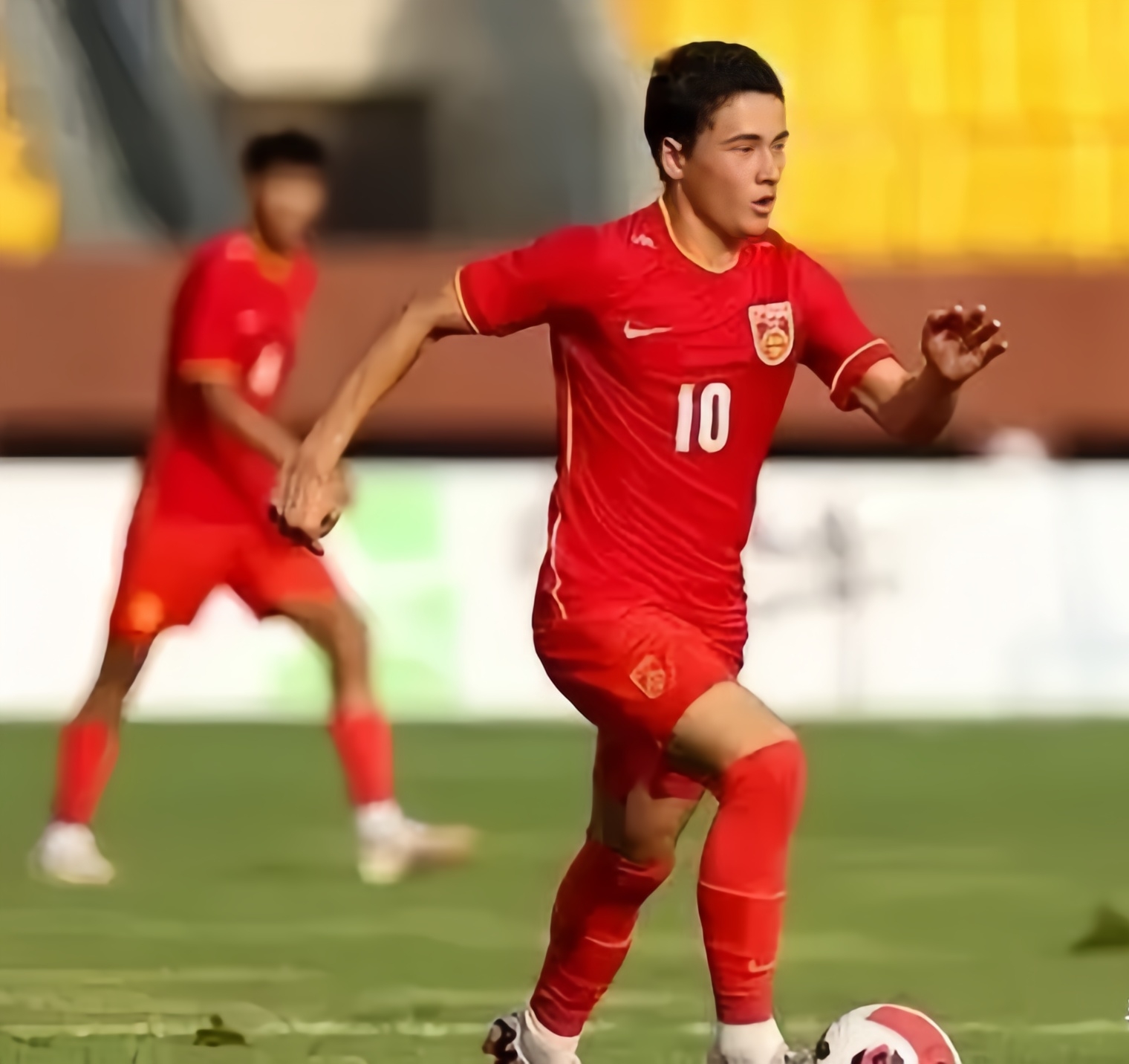 足球明星风采展现，球队实力考验一触即发的简单介绍