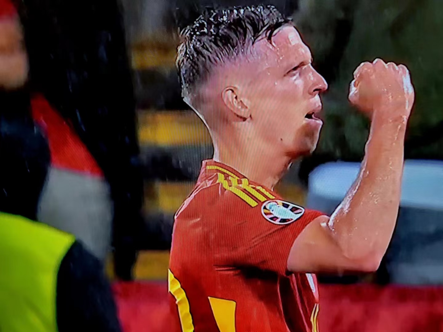 ac米兰下载-葡萄牙强势巴萨，范佩西完成帽子戏法的简单介绍