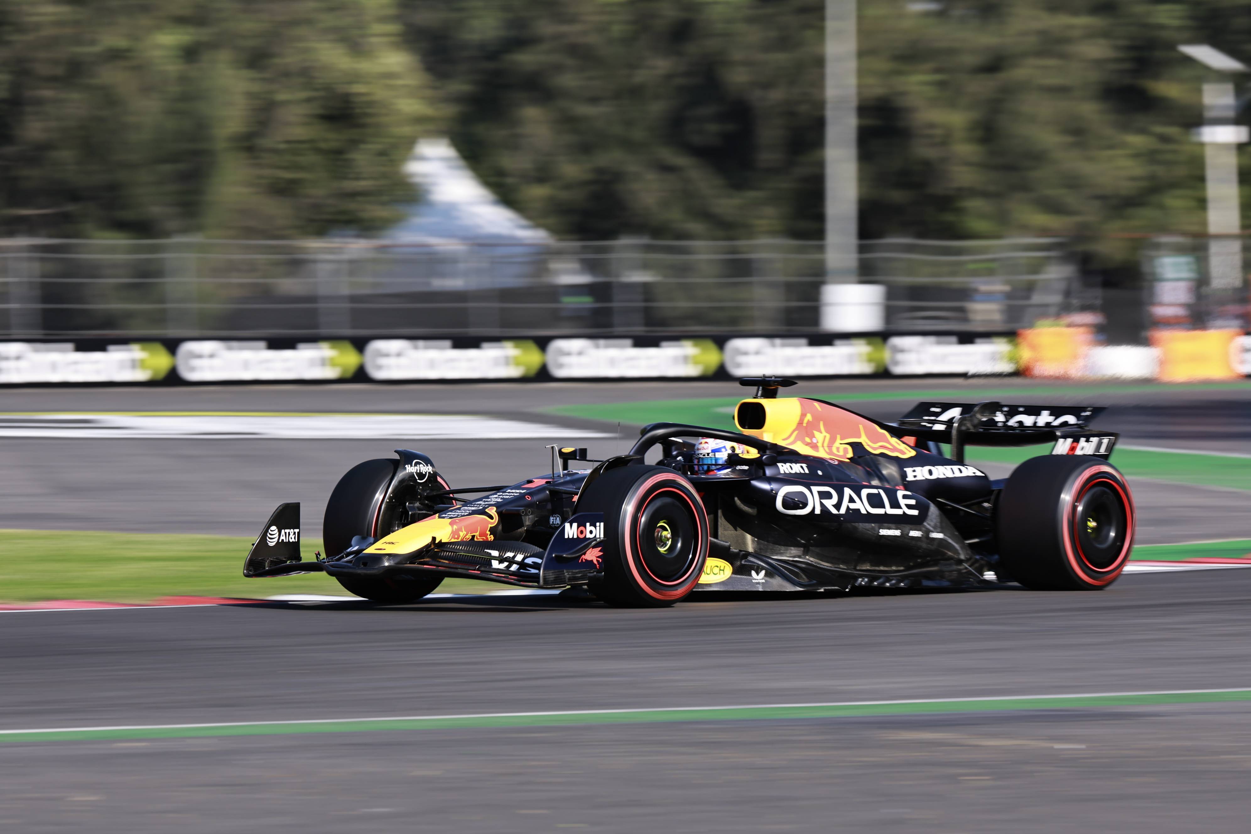 包含红牛二队险胜红牛车队，塞恩斯统治全场的词条