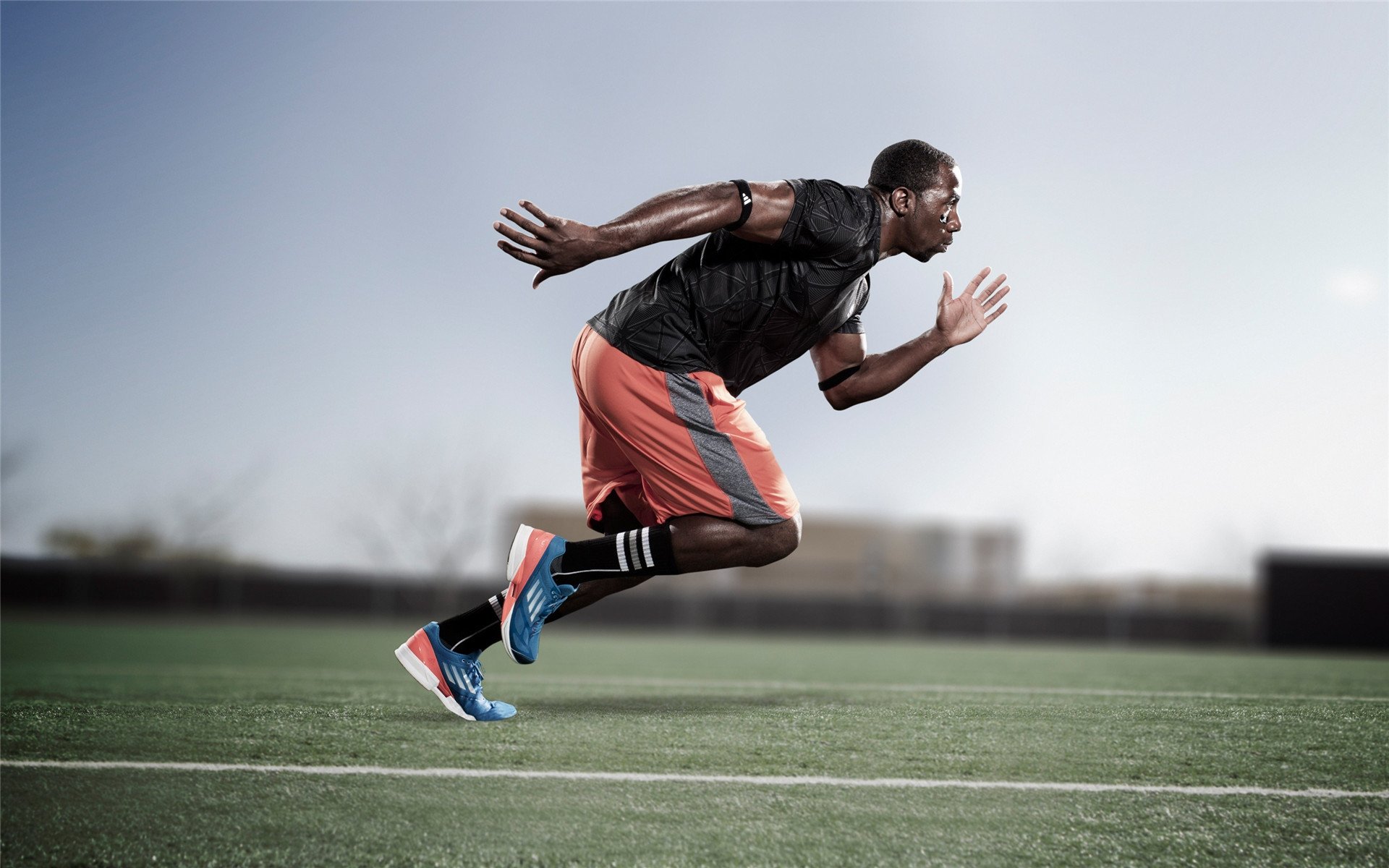 红牛二队横扫迈凯伦，拉塞尔状态火热，F1赛场的新秩序与旧王者的挣扎